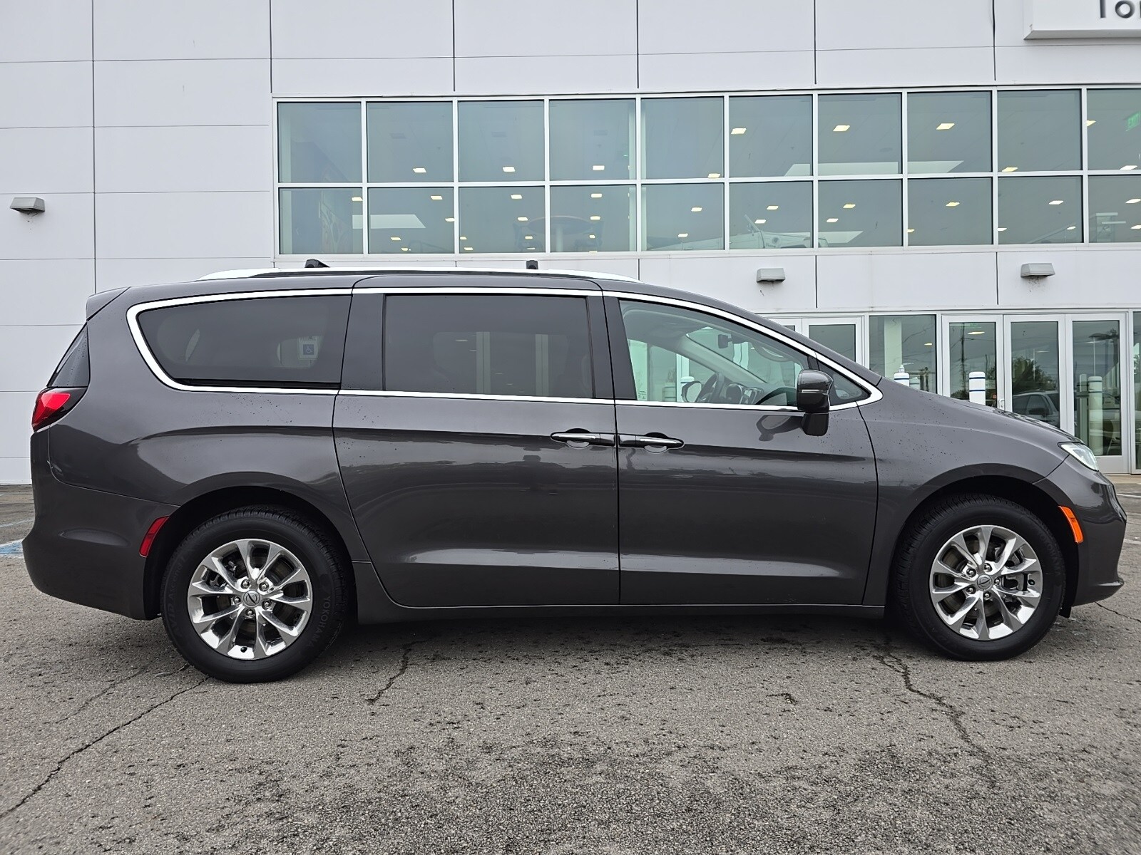 2021 Chrysler Pacifica Touring L photo 2