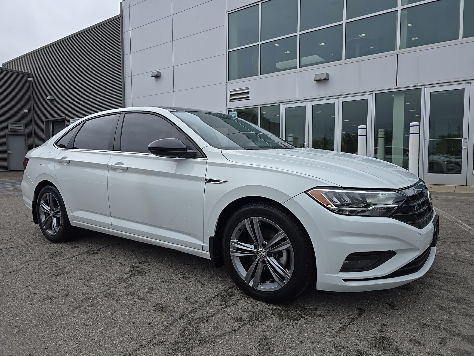 2021 Volkswagen Jetta SE R-Line photo 2