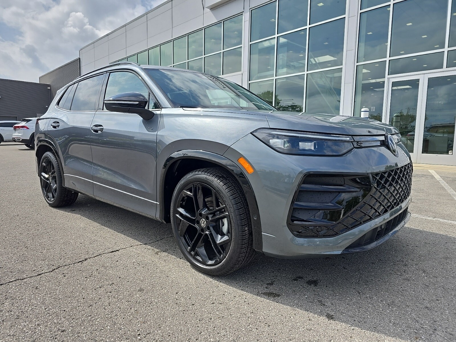 2025 Volkswagen Tiguan SE R-Line Black photo 2