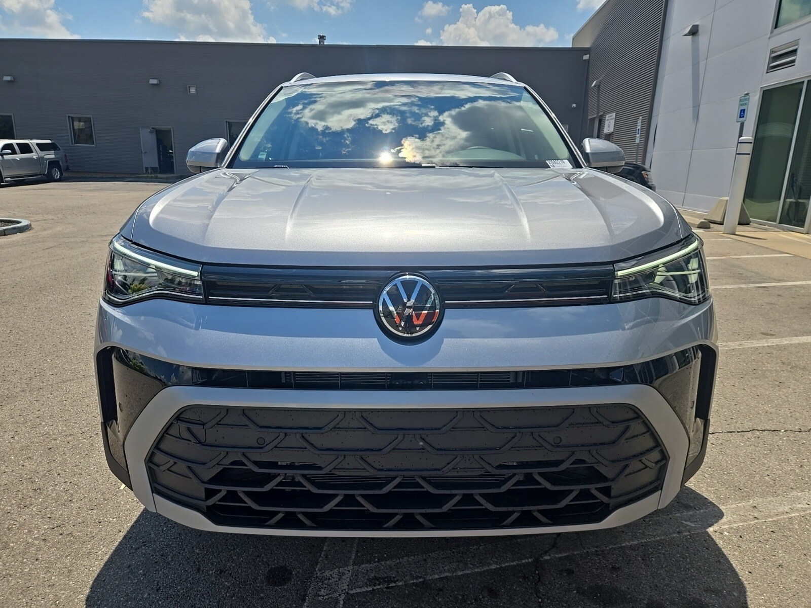 2025 Volkswagen Taos SE photo 4
