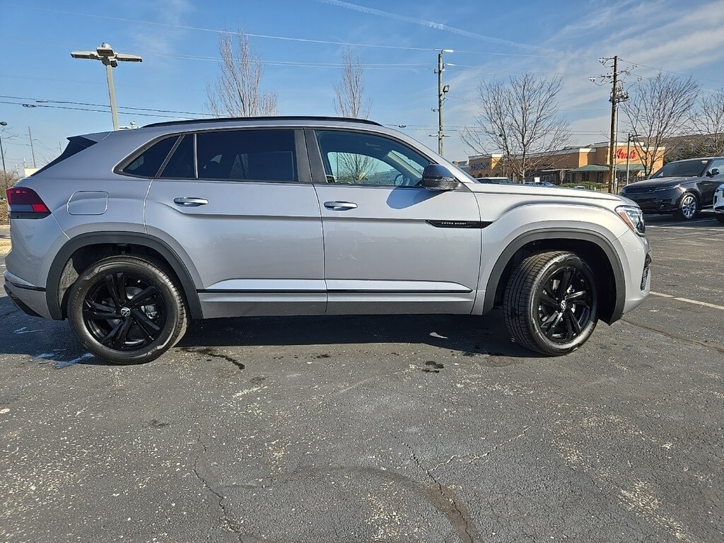 2025 Volkswagen Atlas Cross Sport SEL R-Line photo 3