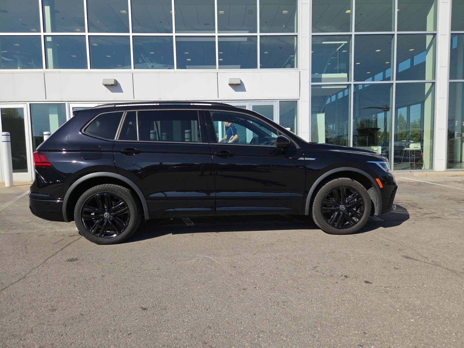 2022 Volkswagen Tiguan SE R-Line Black photo 2