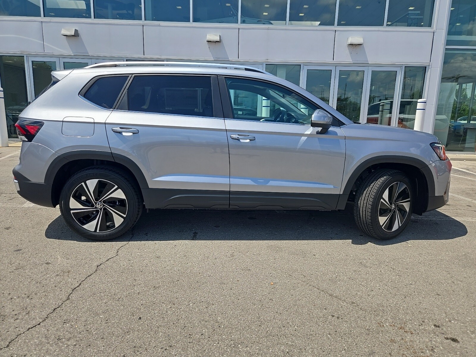 2025 Volkswagen Taos SE photo 2