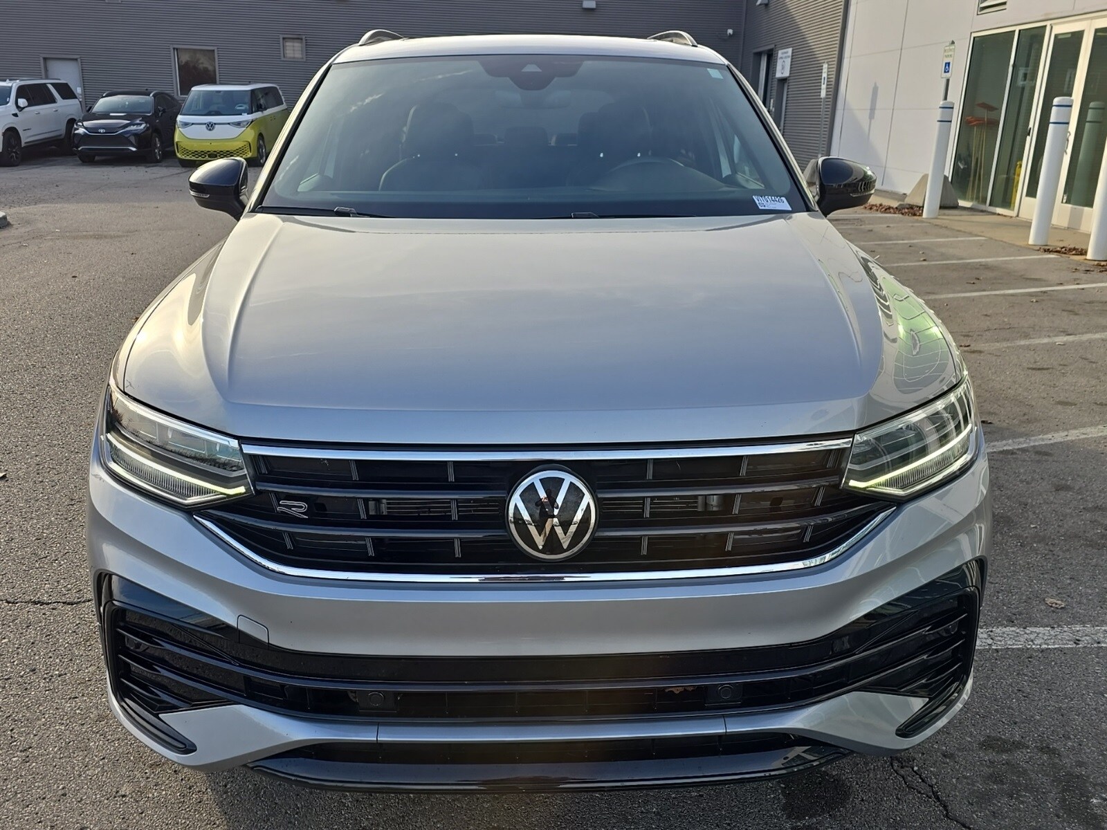 2023 Volkswagen Tiguan SE R-Line Black photo 4