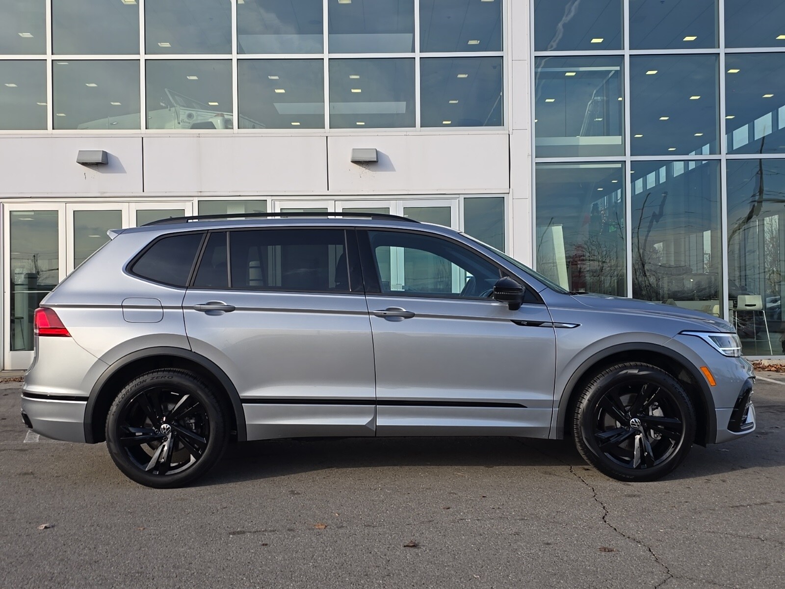 2023 Volkswagen Tiguan SE R-Line Black photo 2
