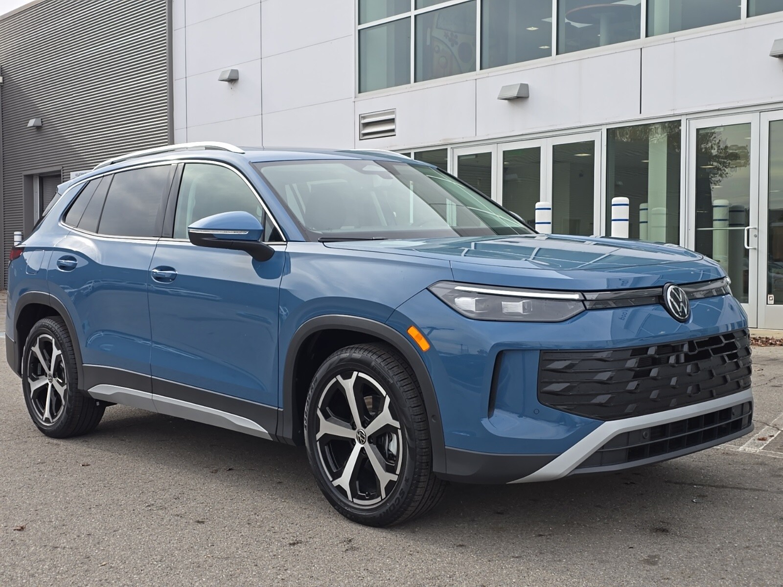 2026 Volkswagen Tiguan SE photo 2