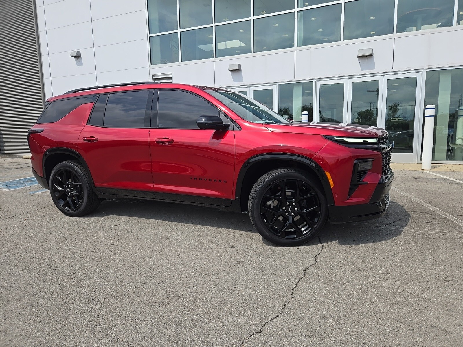 2024 Chevrolet Traverse RS photo 2