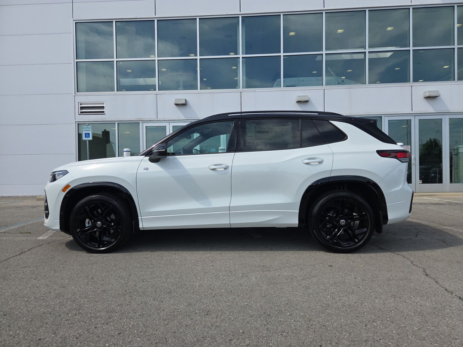 2026 Volkswagen Tiguan SE R-LINE BLACK - Photo 12
