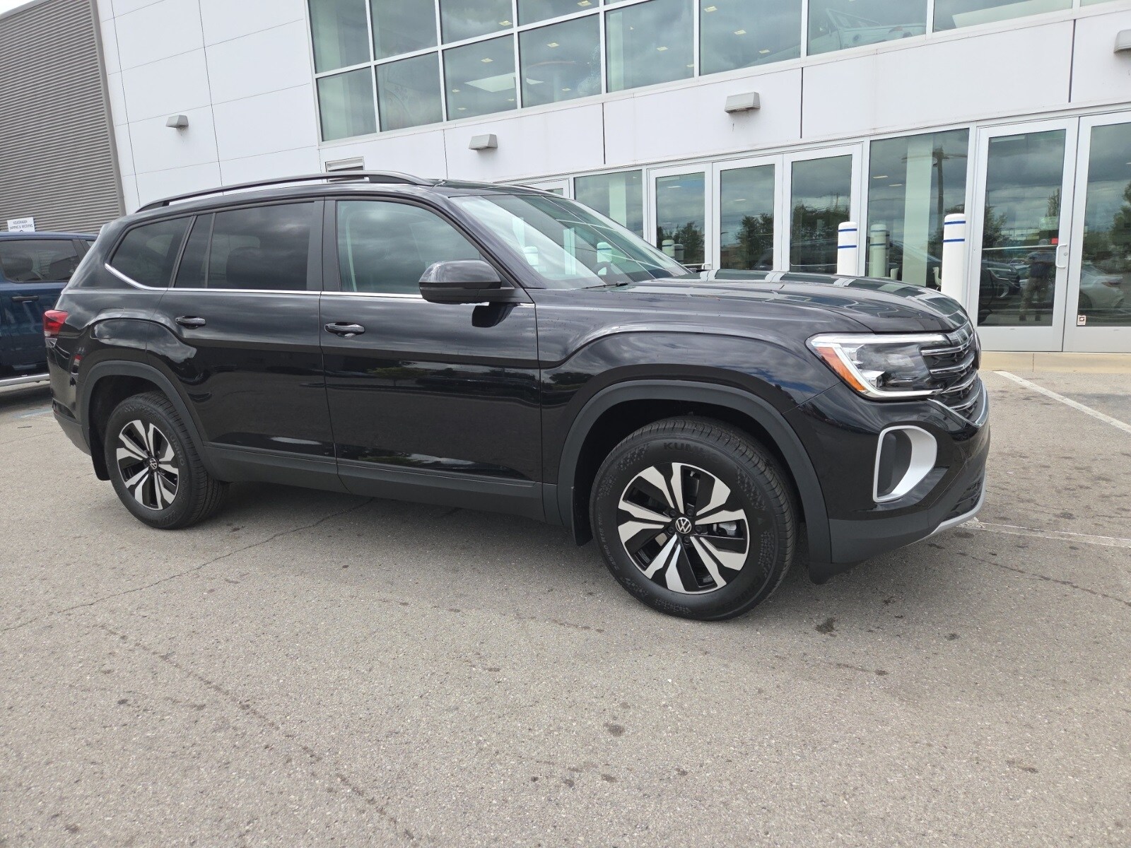 2026 Volkswagen Atlas SE photo 2