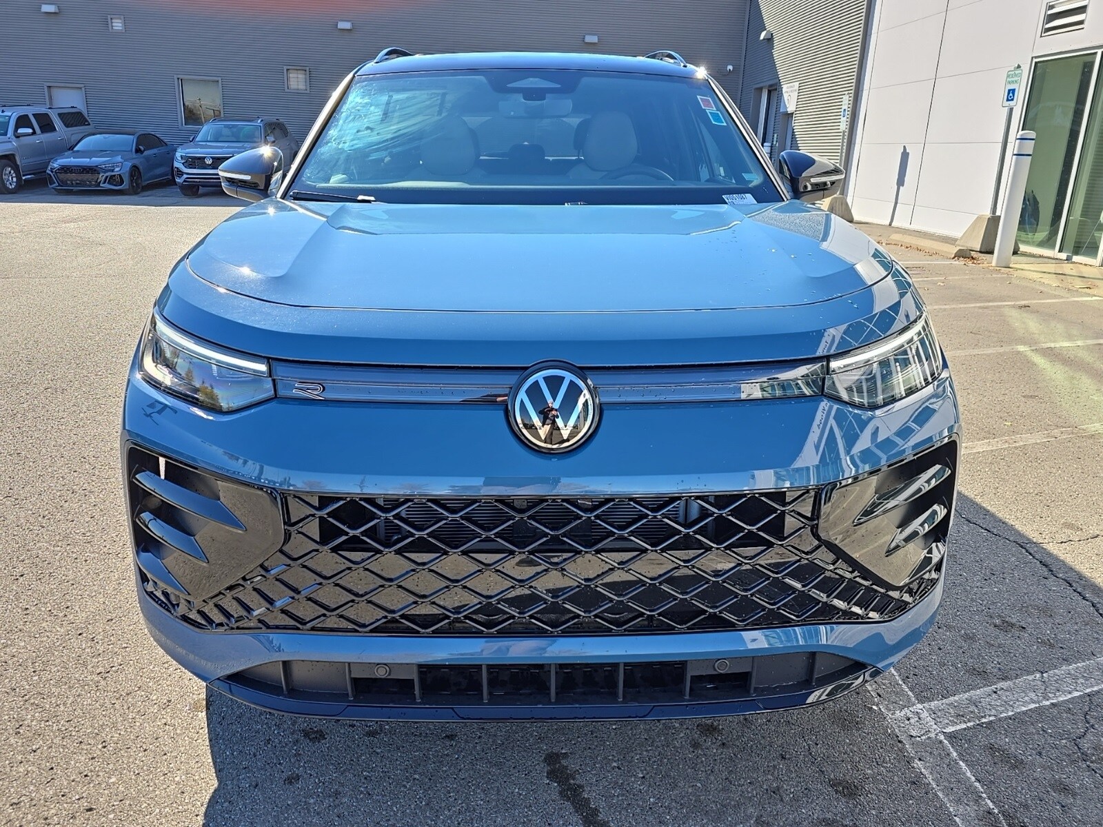 2025 Volkswagen Tiguan SE R-Line Black photo 4