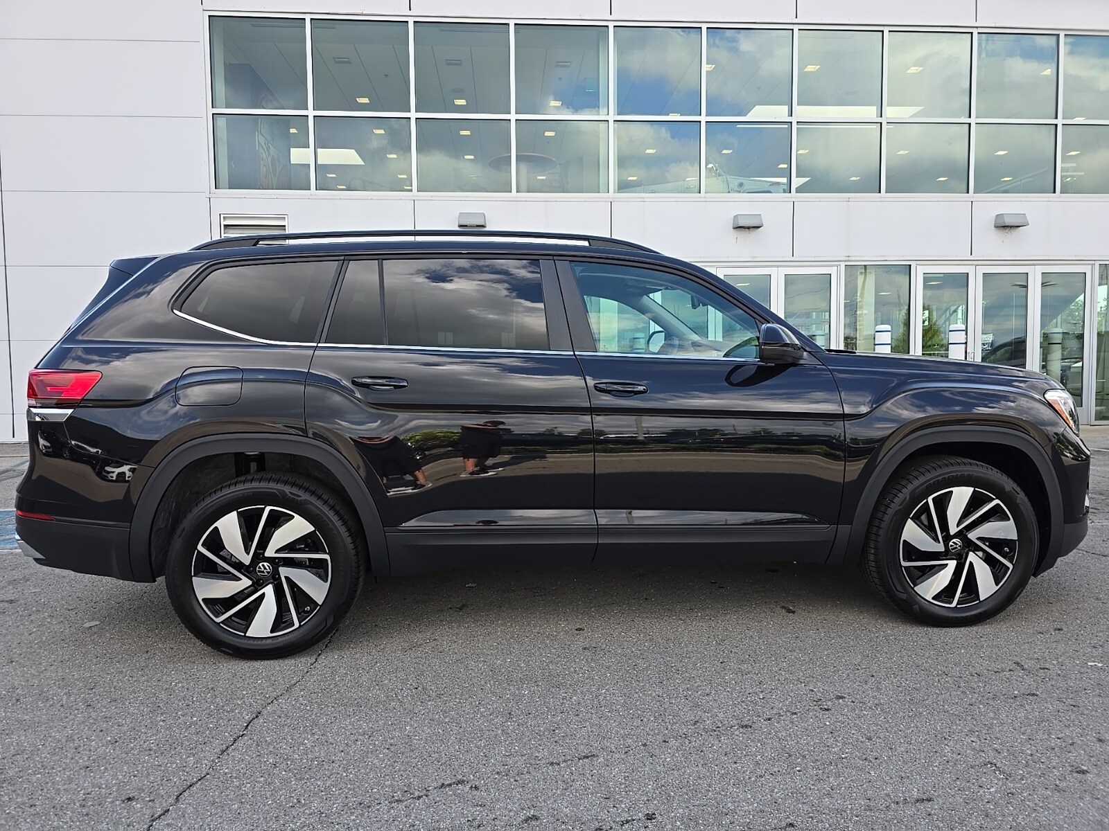 2026 Volkswagen Atlas SE Technology photo 3