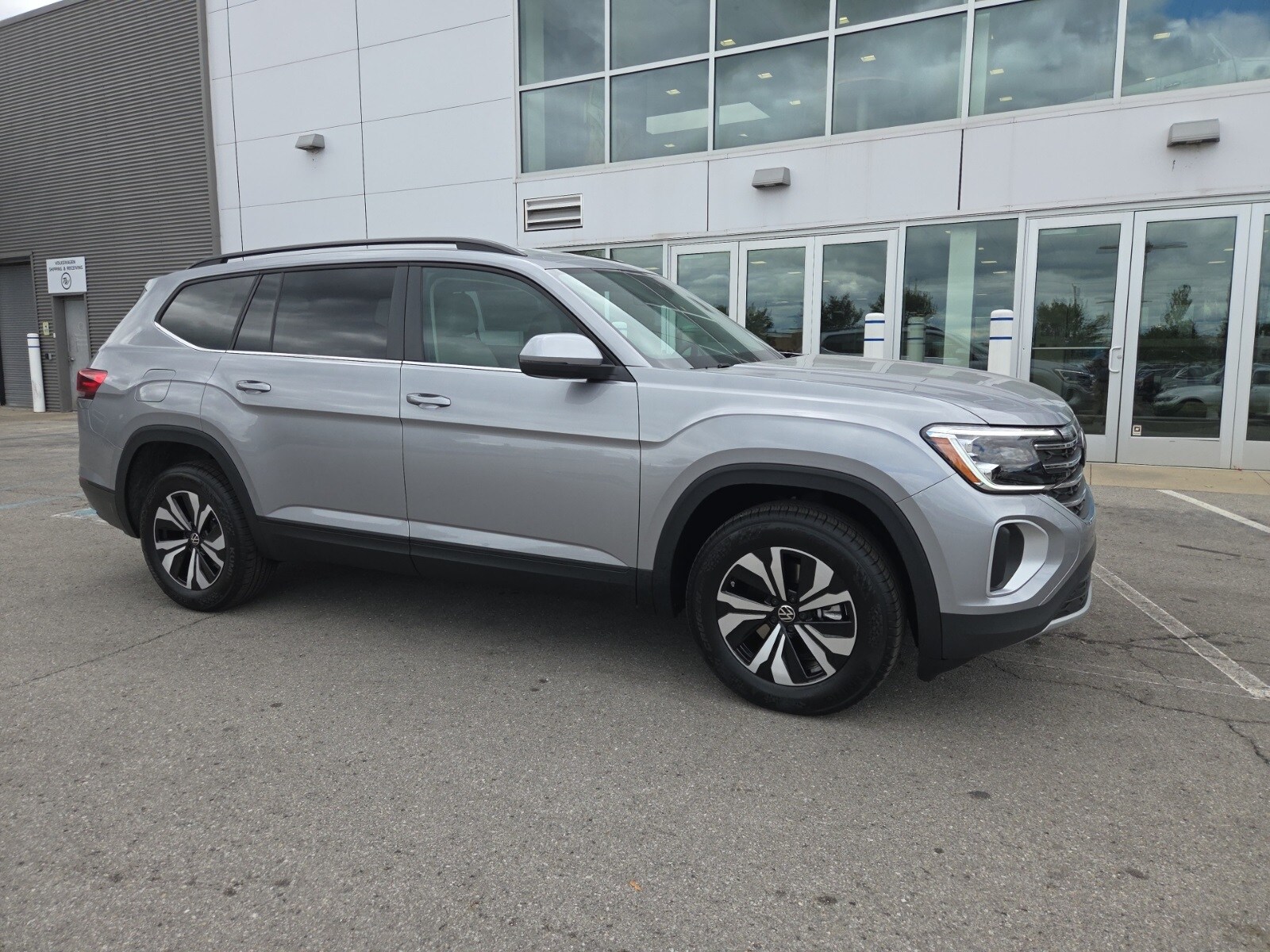 2026 Volkswagen Atlas SE photo 2