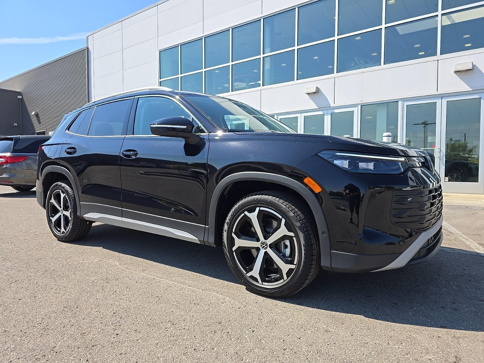 2025 Volkswagen Tiguan SE photo 2