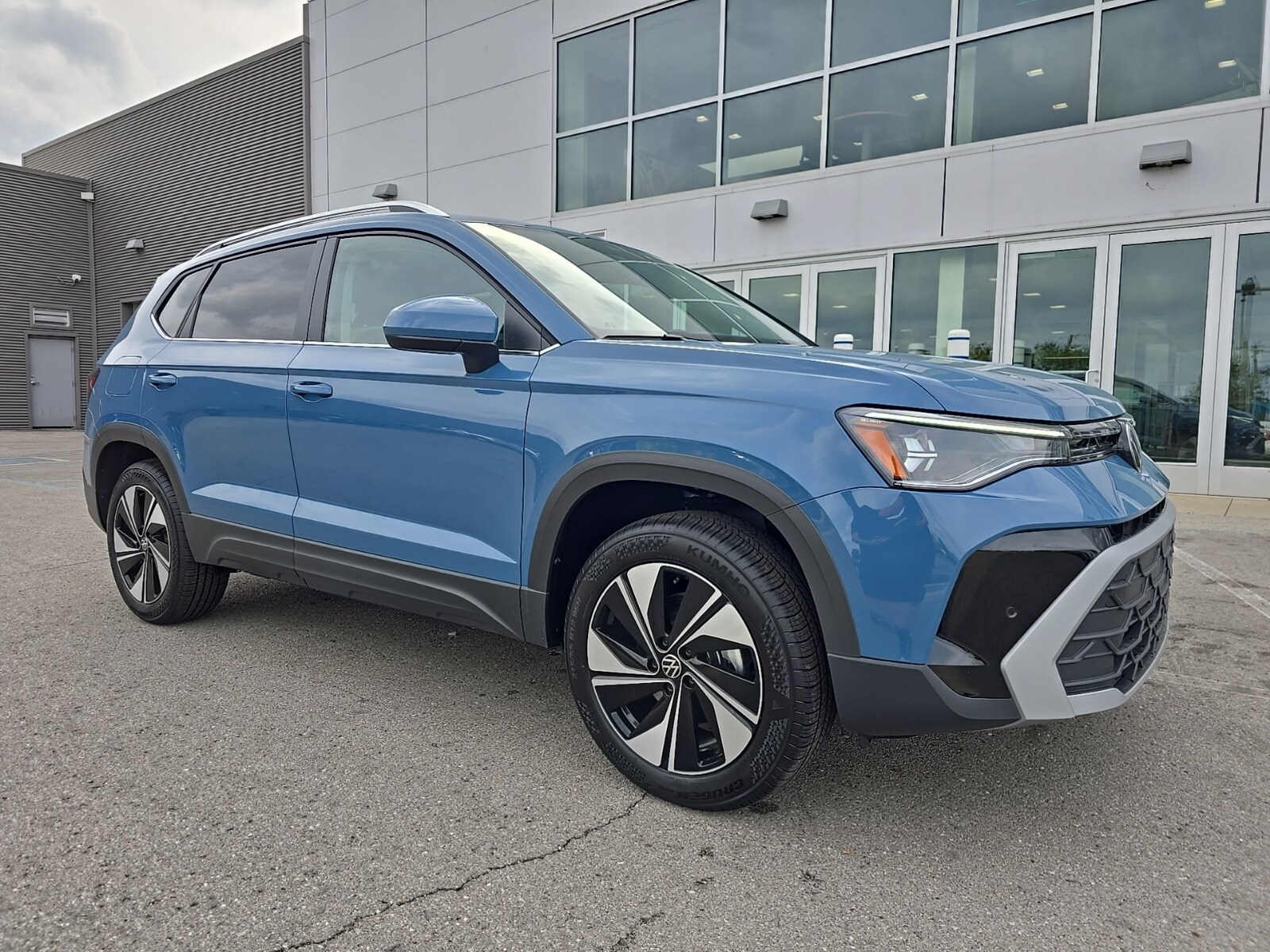 2025 Volkswagen Taos SE photo 3