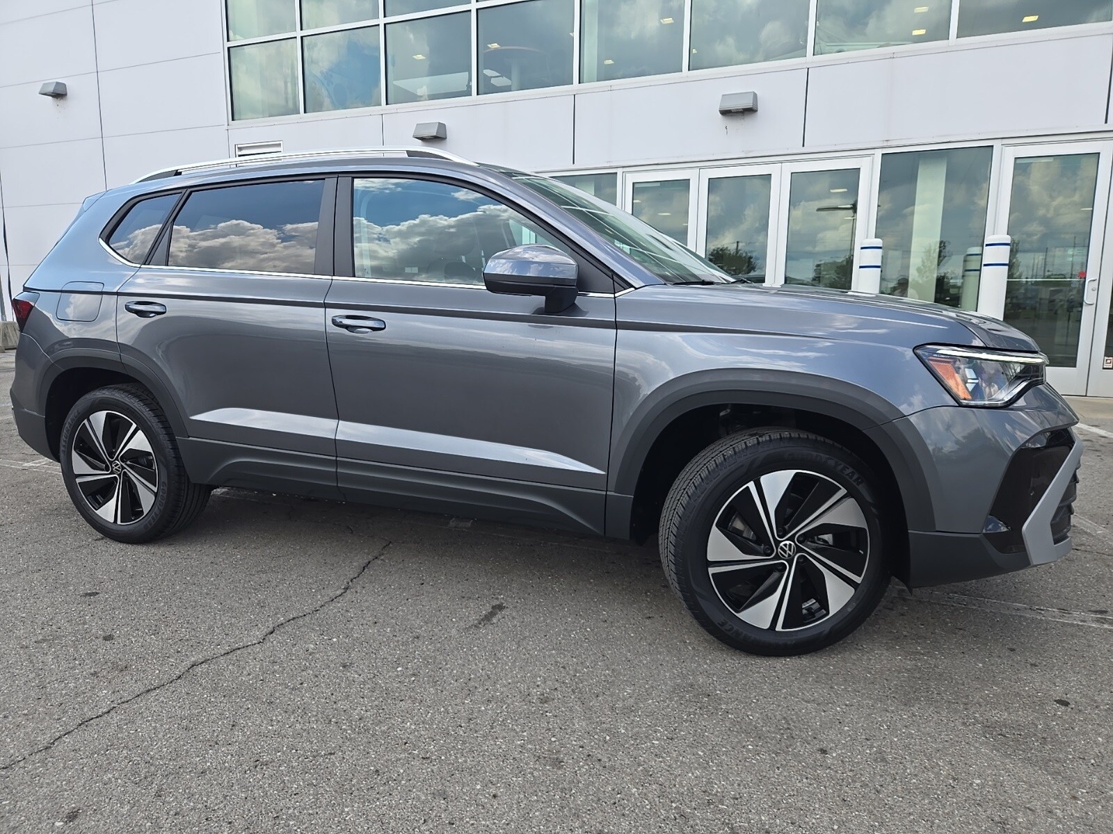 2025 Volkswagen Taos SE photo 2