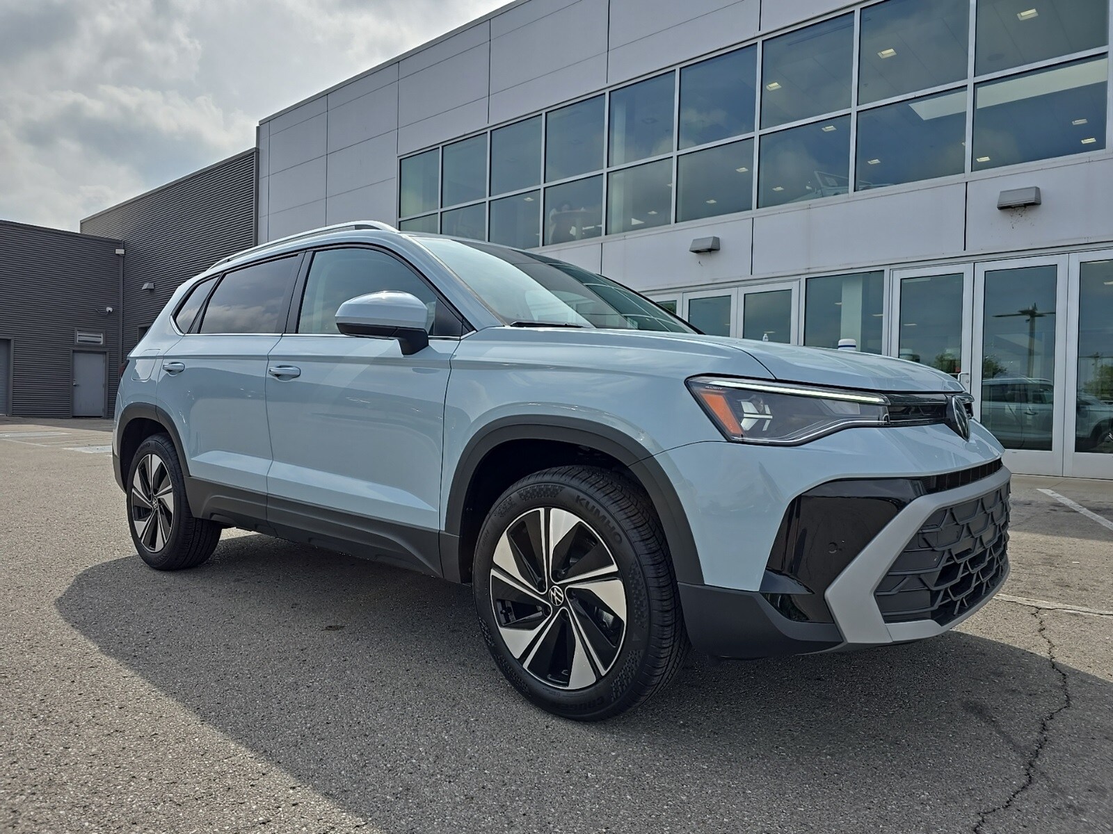 2025 Volkswagen Taos SE photo 3