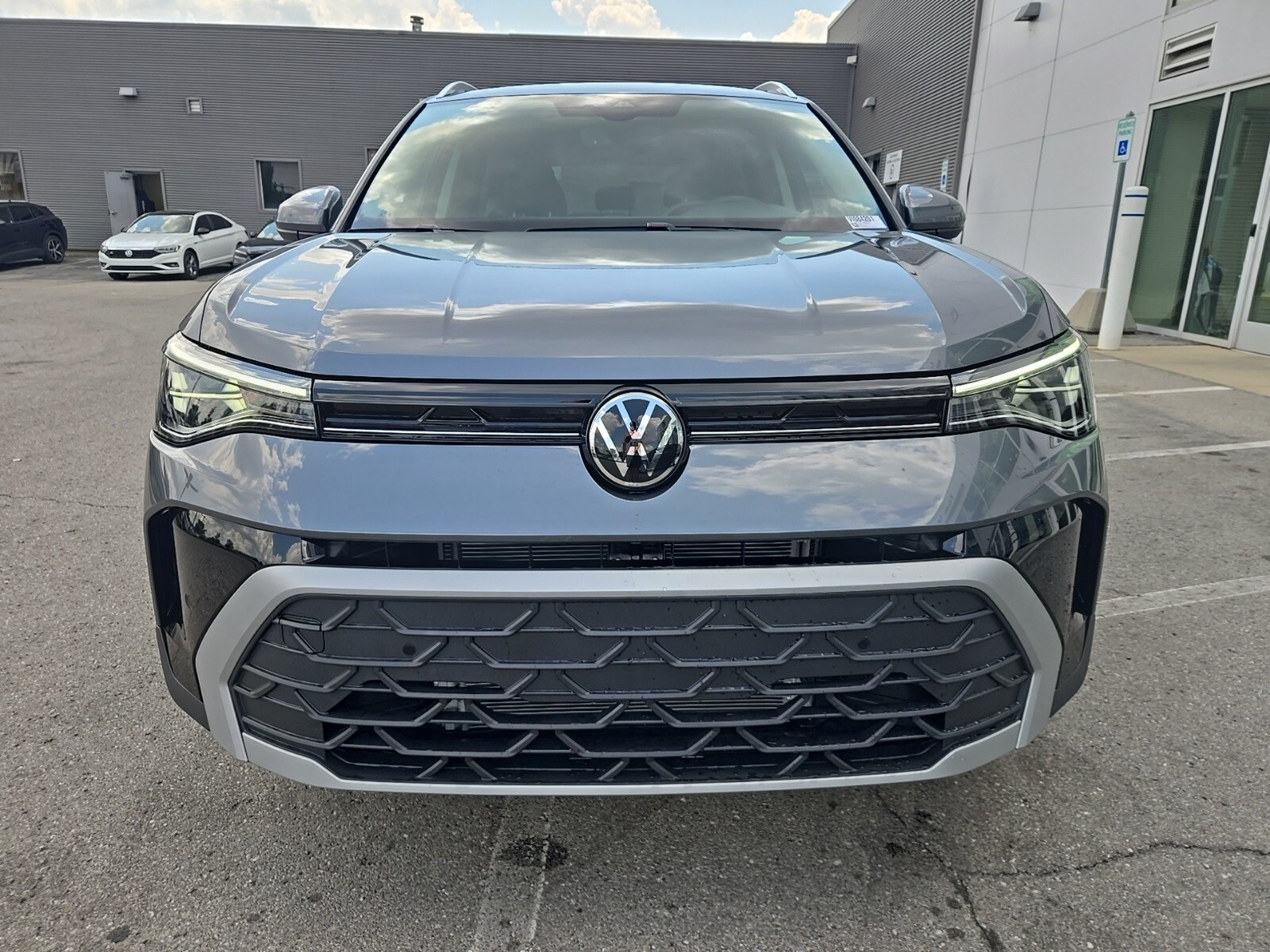 2025 Volkswagen Taos SE photo 4