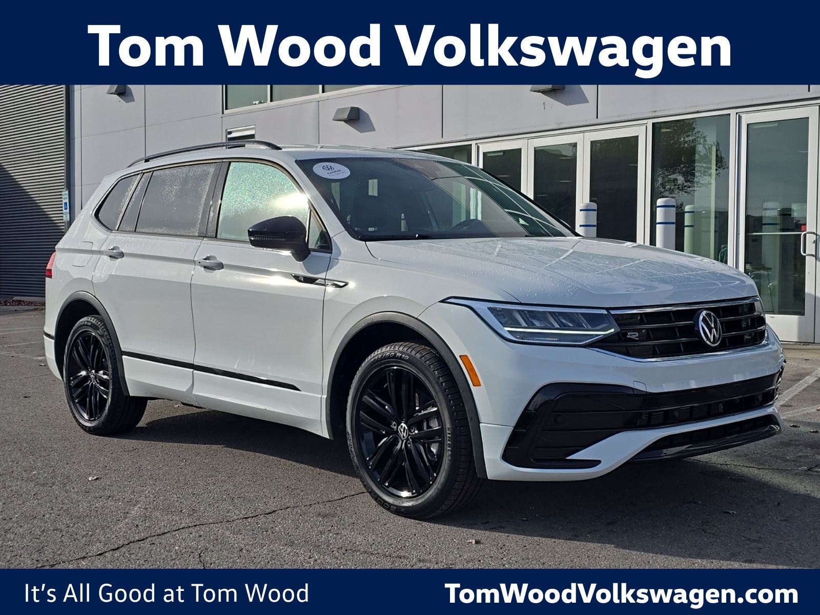 2022 Volkswagen Tiguan SE R-LINE BLACK's photo