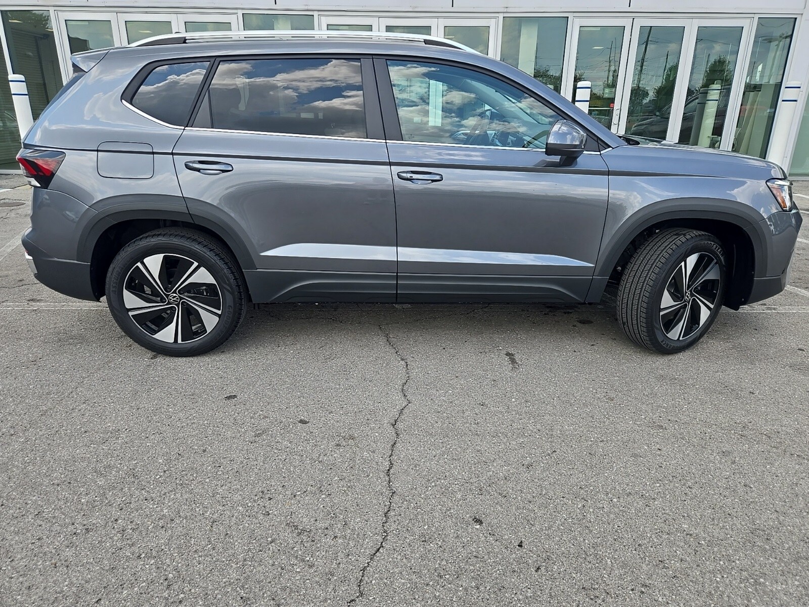 2025 Volkswagen Taos SE photo 3