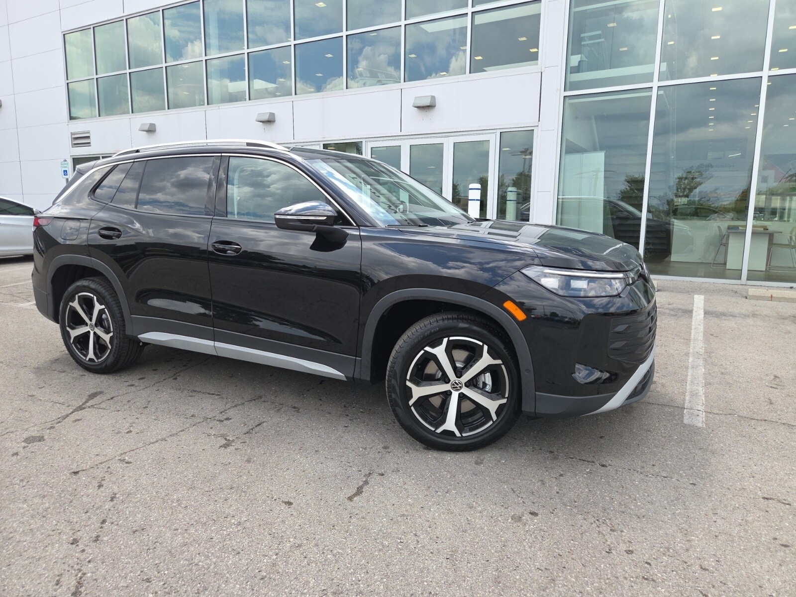 2025 Volkswagen Tiguan SE photo 3
