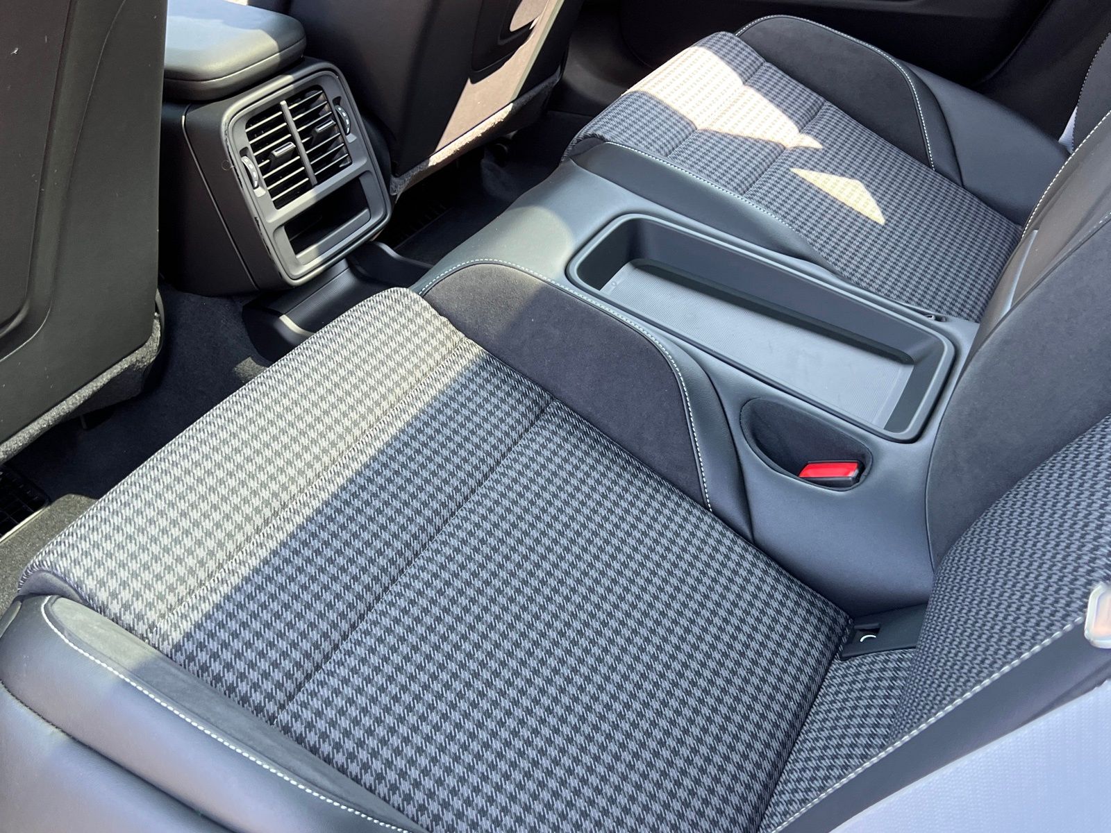 2025 Porsche Taycan Base - Photo 18