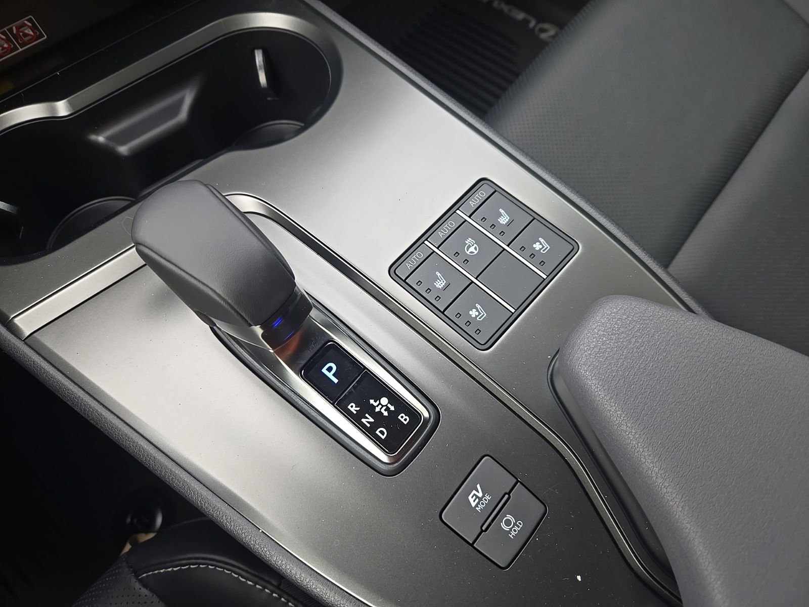 2026 Lexus UX Hybrid 300h F Sport Design - Photo 40