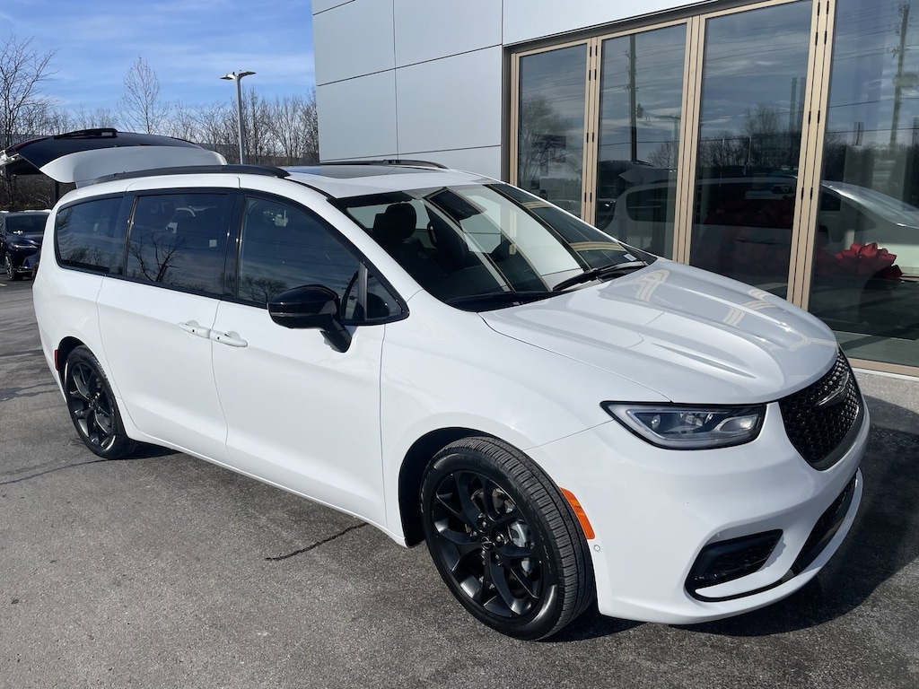 Used 2024 Chrysler Pacifica Limited Van Passenger Van