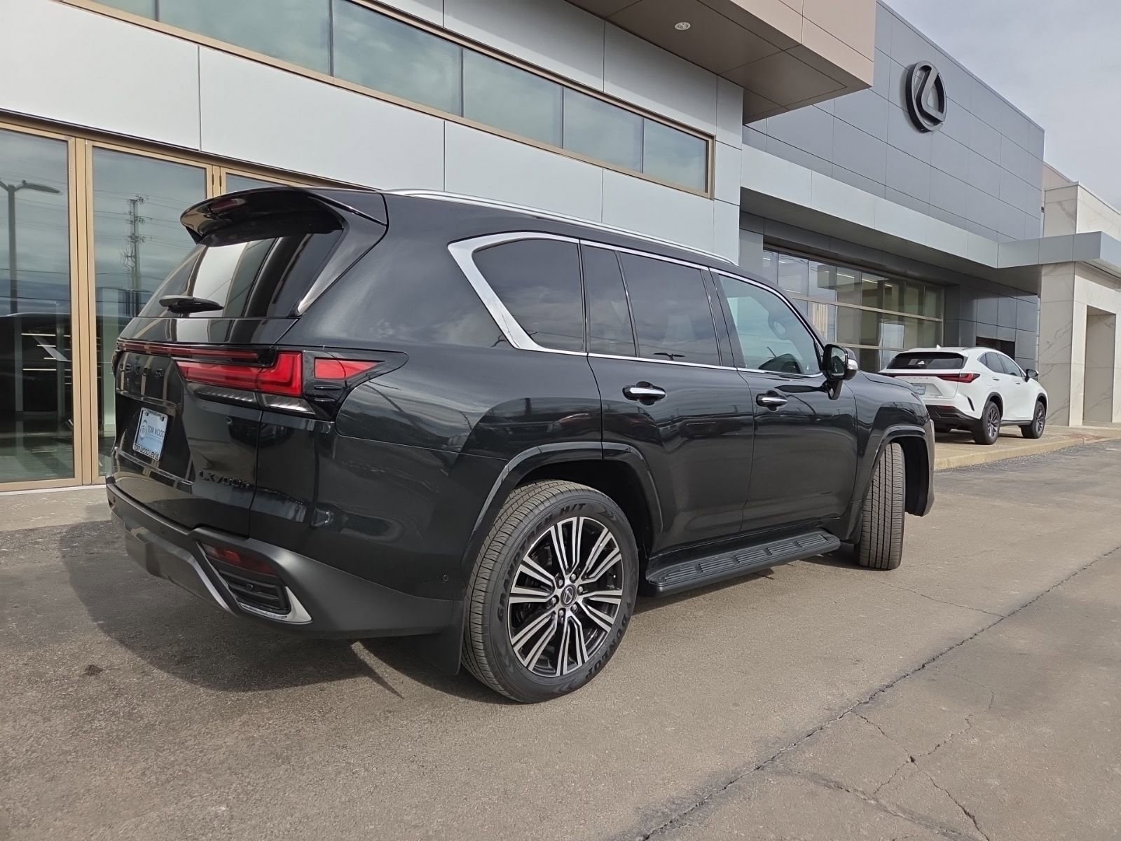 2025 Lexus LX 700h Luxury - Photo 8