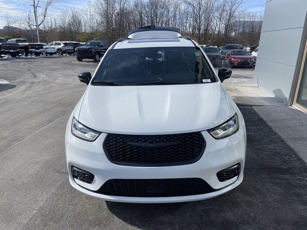 Used 2024 Chrysler Pacifica Limited Van Passenger Van