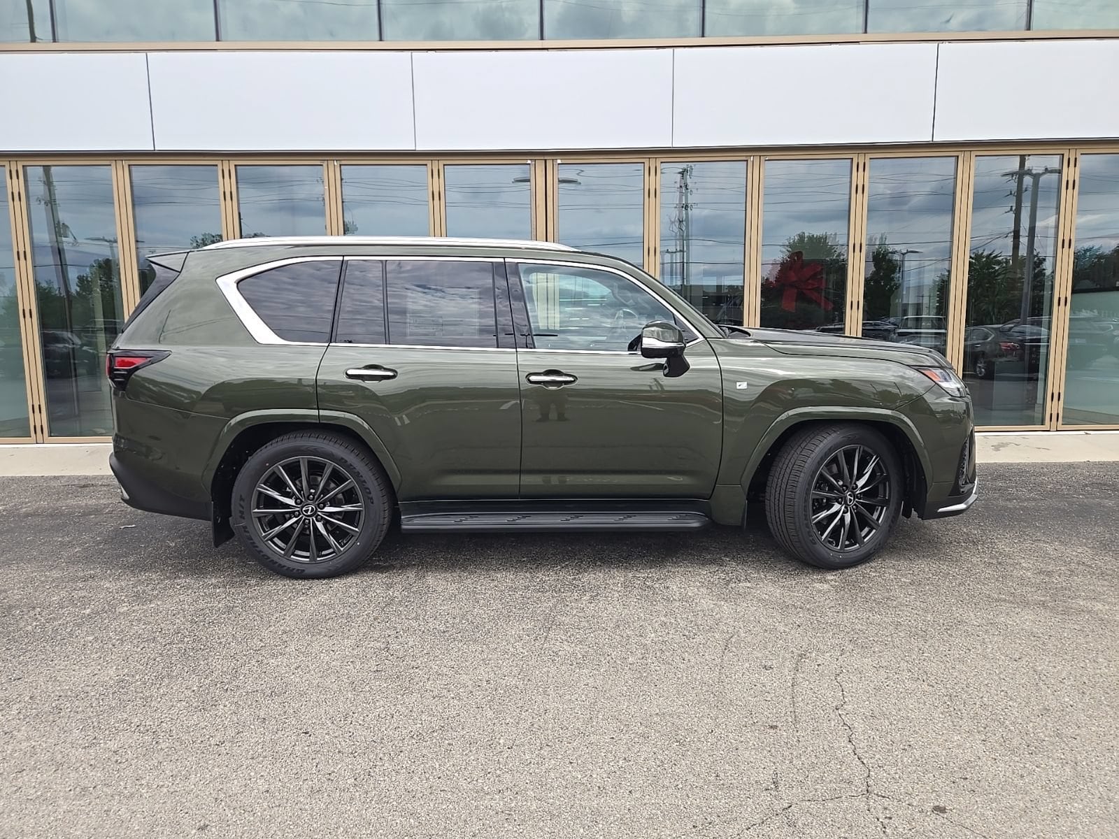 2026 Lexus LX 600 F-Sport - Photo 8