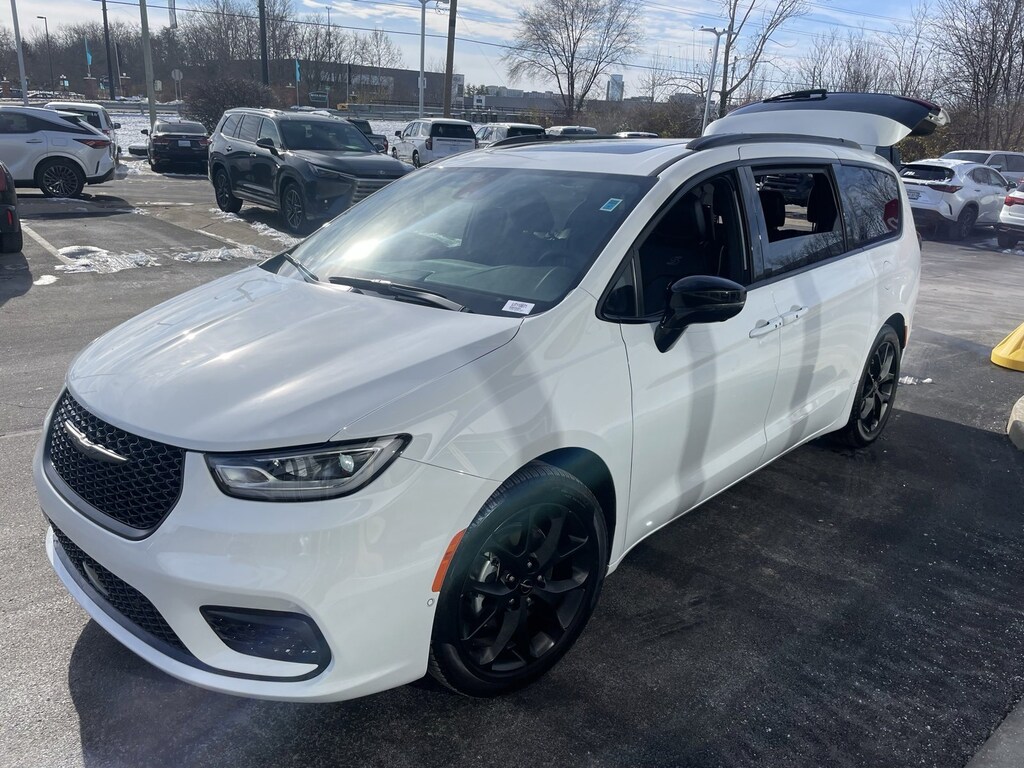 Used 2024 Chrysler Pacifica Limited Van Passenger Van