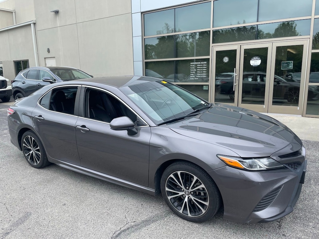 Used 2018 Toyota Camry SE Sedan