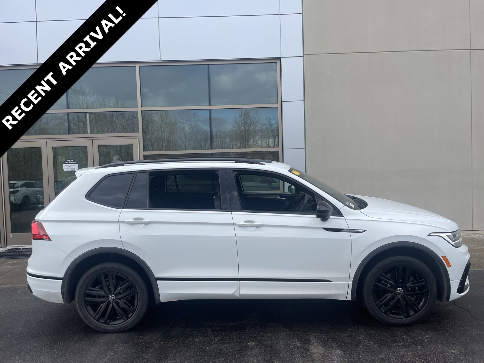 2022 Volkswagen Tiguan SE R-LINE BLACK's photo