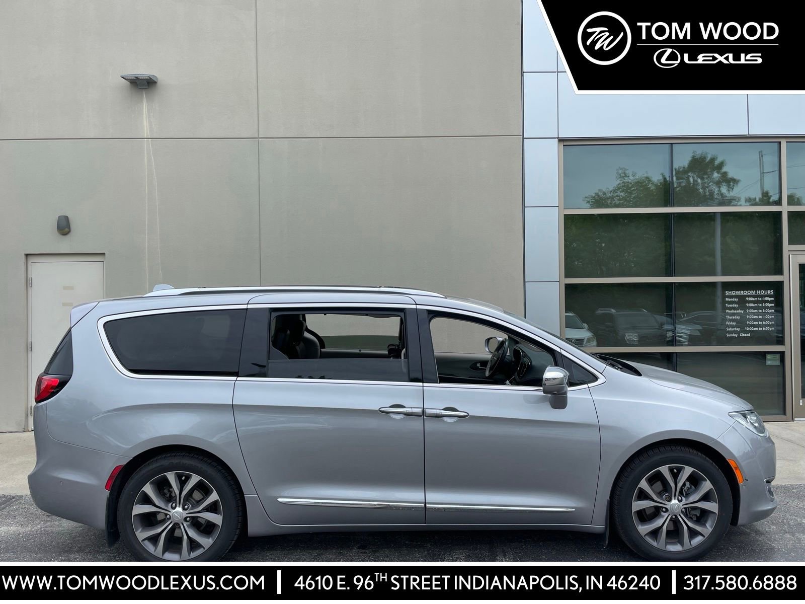 2018 Chrysler Pacifica Limited's photo