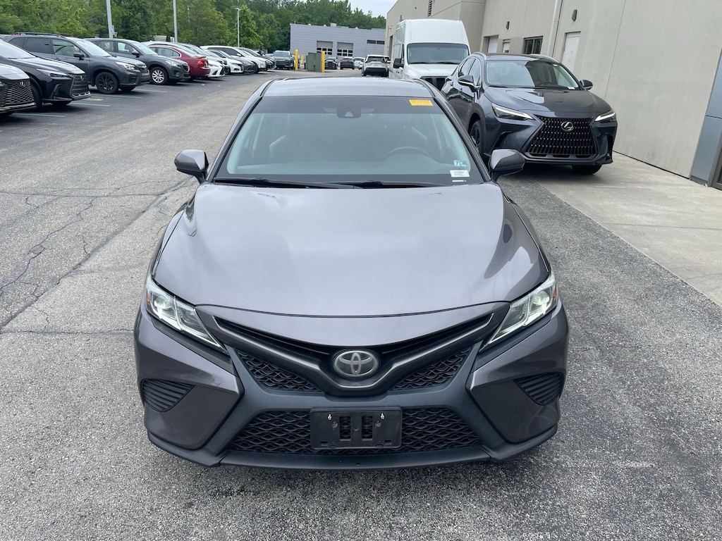 Used 2018 Toyota Camry SE Sedan