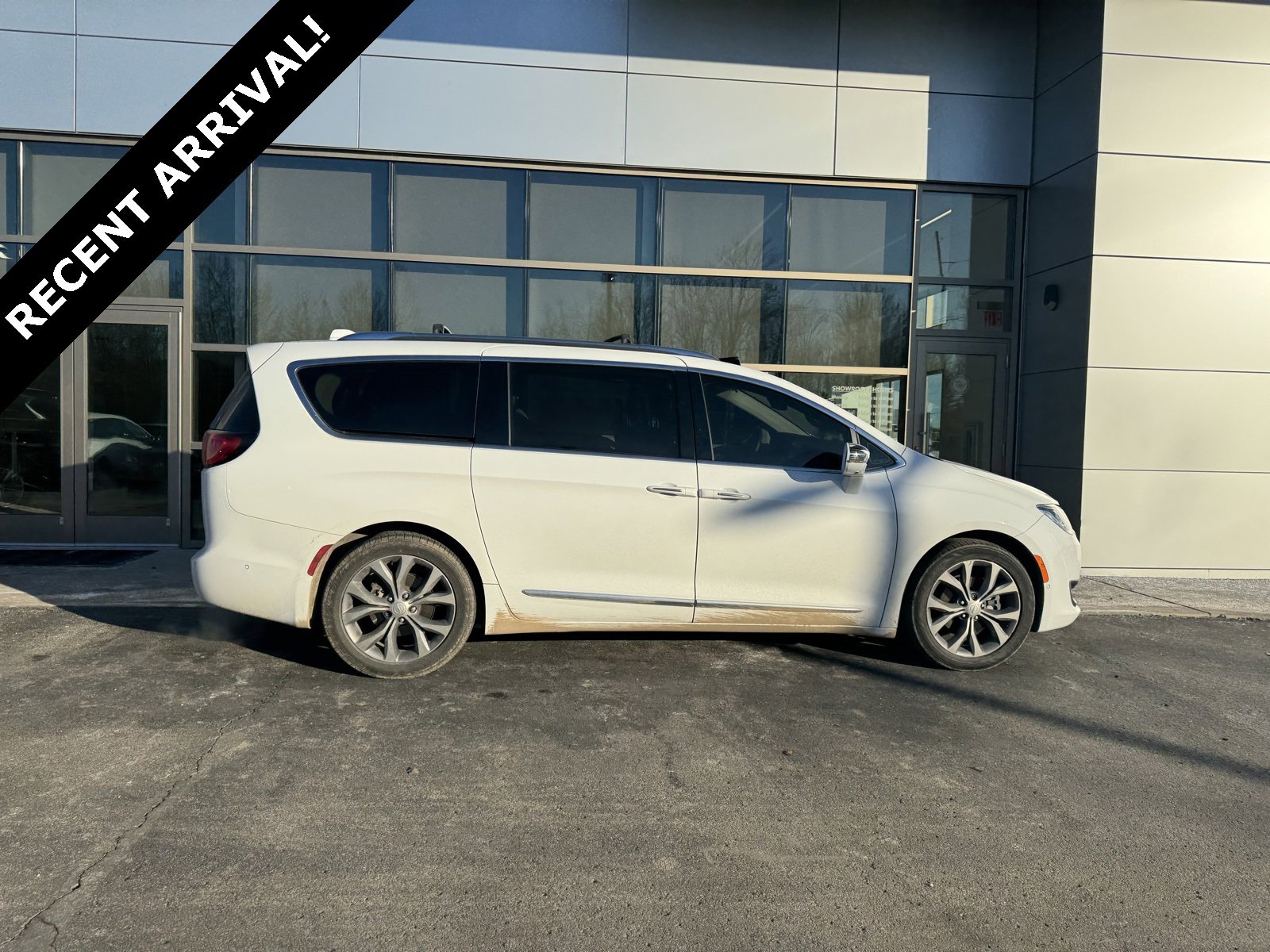 2019 Chrysler Pacifica Limited's photo