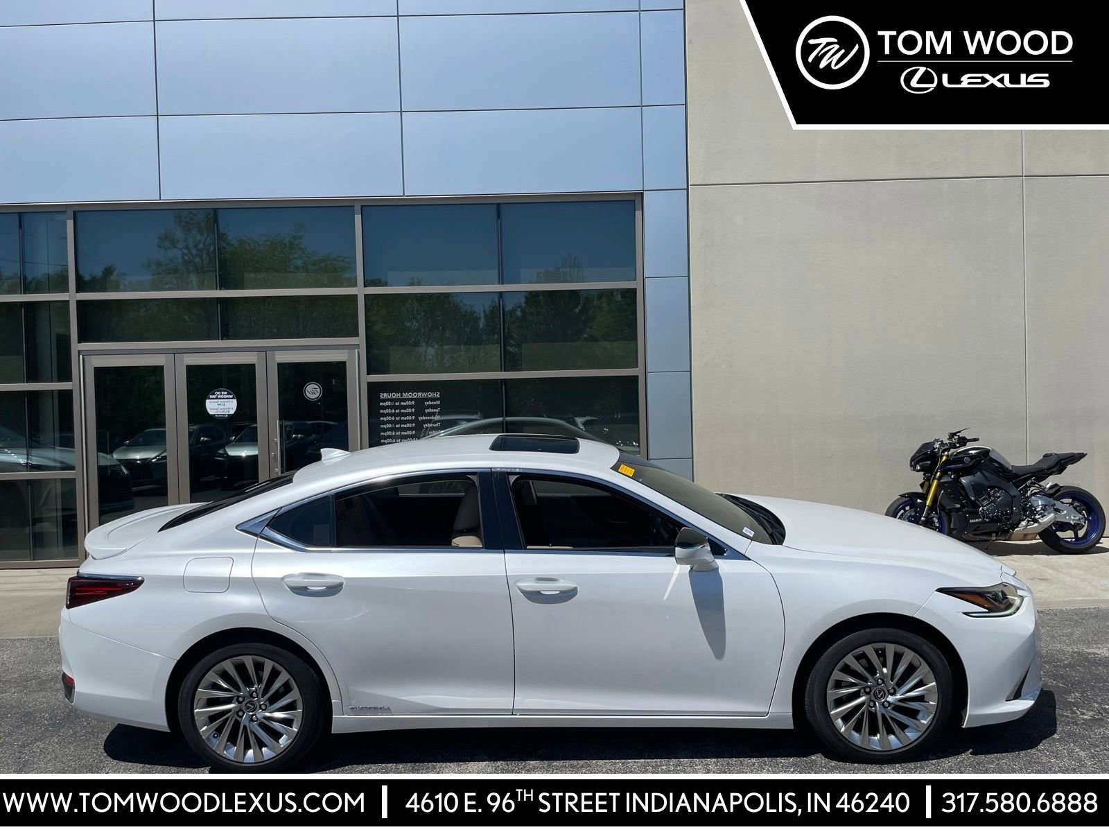 2019 Lexus ES 300h 300h's photo