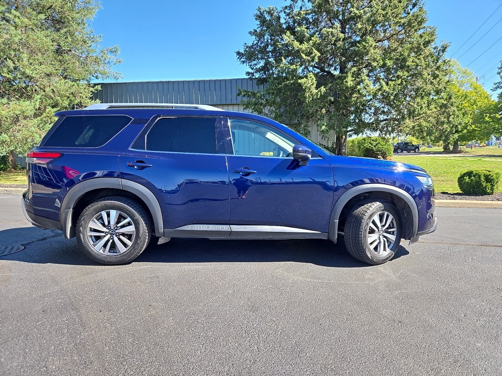 2022 Nissan Pathfinder SL photo 2