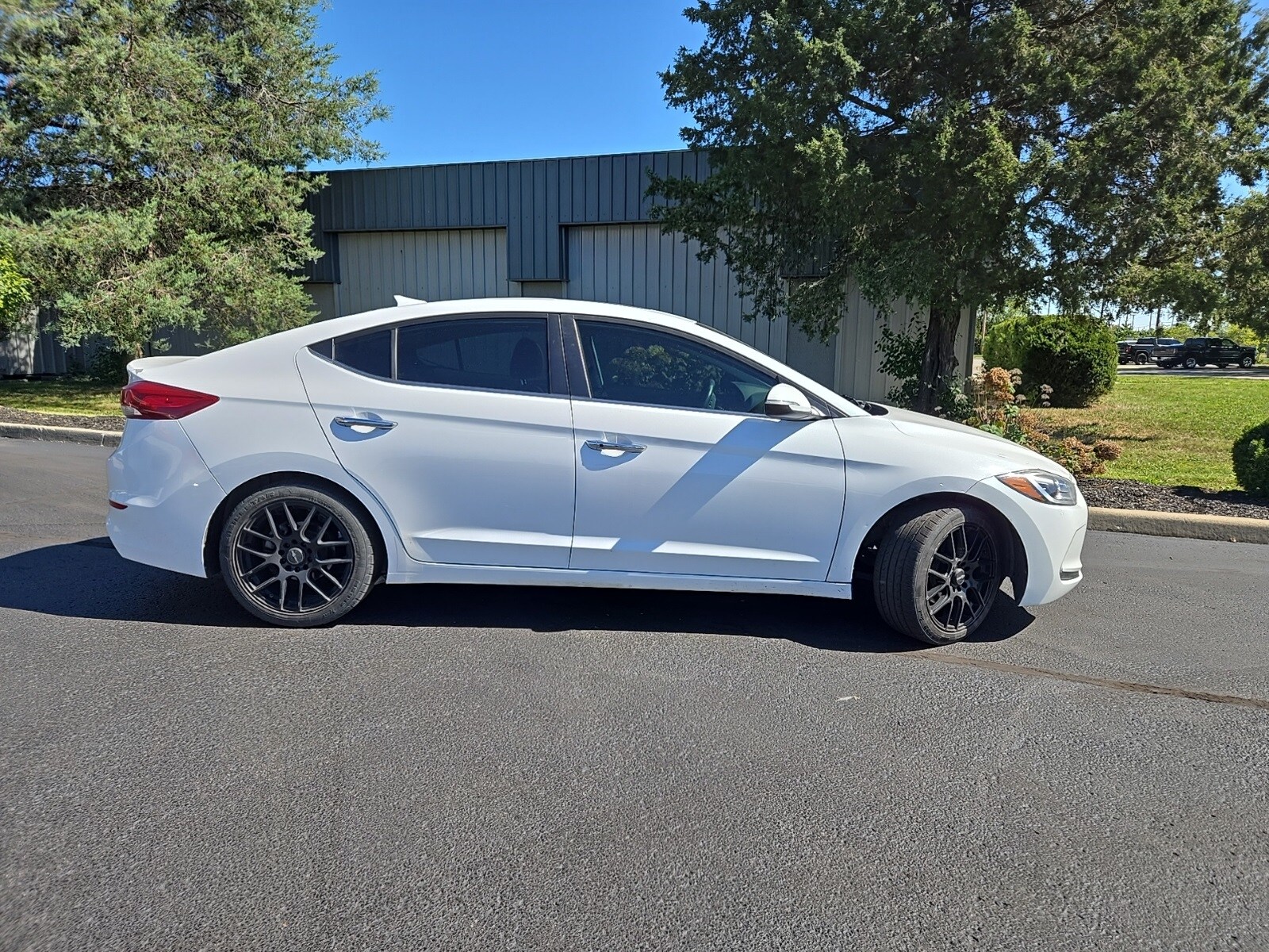 2017 Hyundai Elantra Limited photo 2
