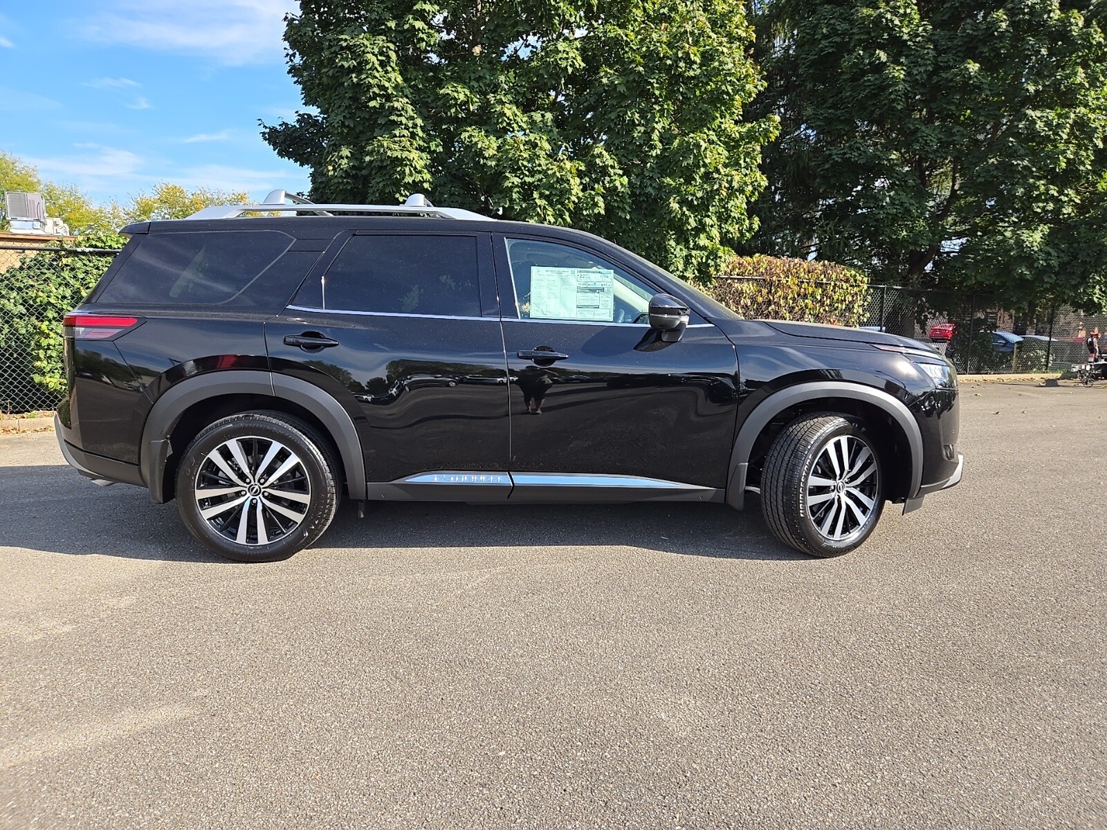 2025 Nissan Pathfinder Platinum photo 2