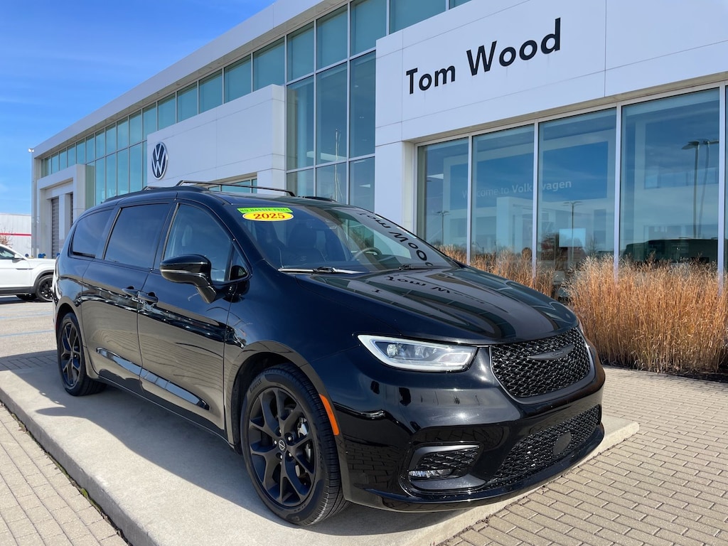 Used 2025 Chrysler Pacifica Limited Van Passenger Van