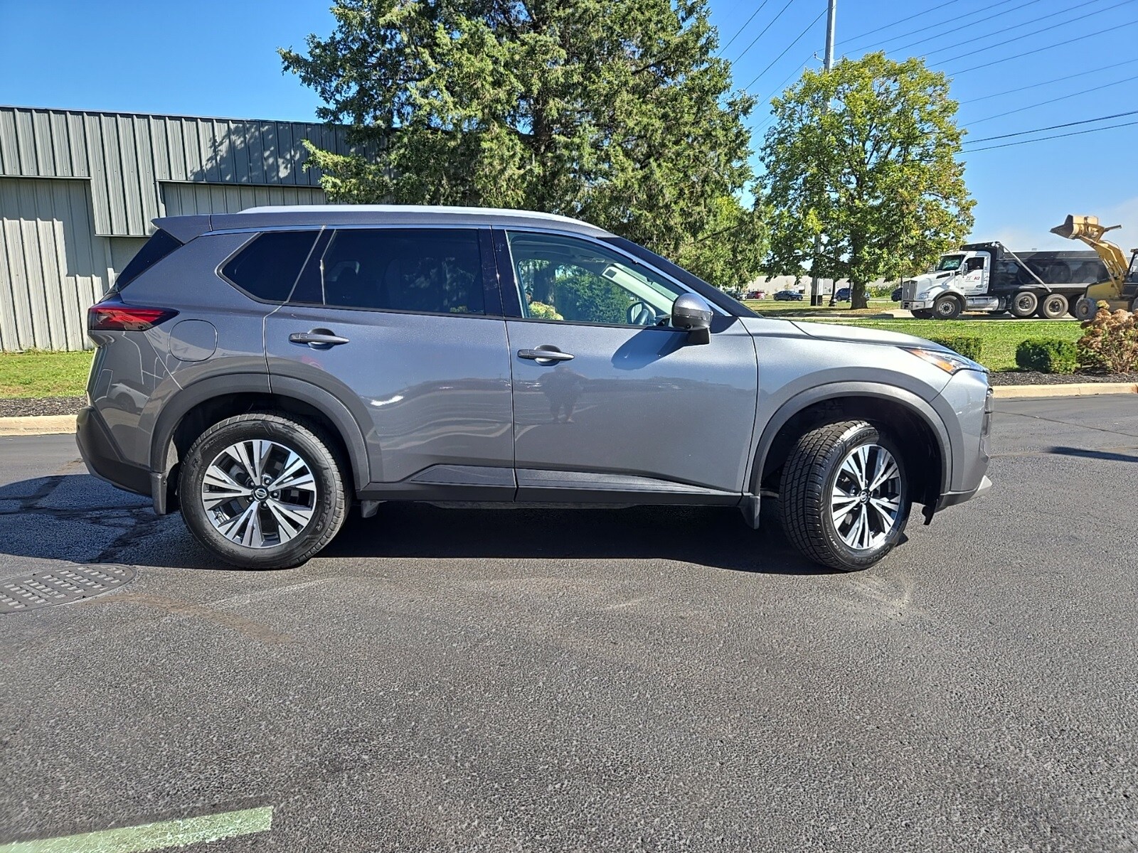 2021 Nissan Rogue SV photo 2