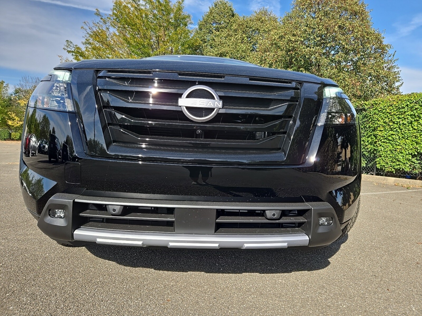 2025 Nissan Pathfinder Platinum photo 3