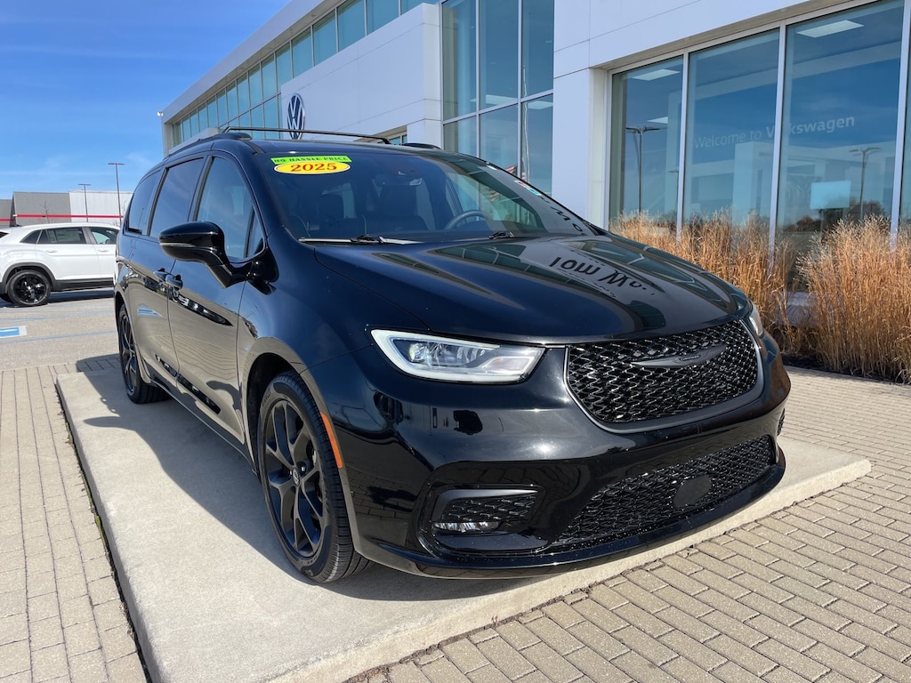 Used 2025 Chrysler Pacifica Limited Van Passenger Van