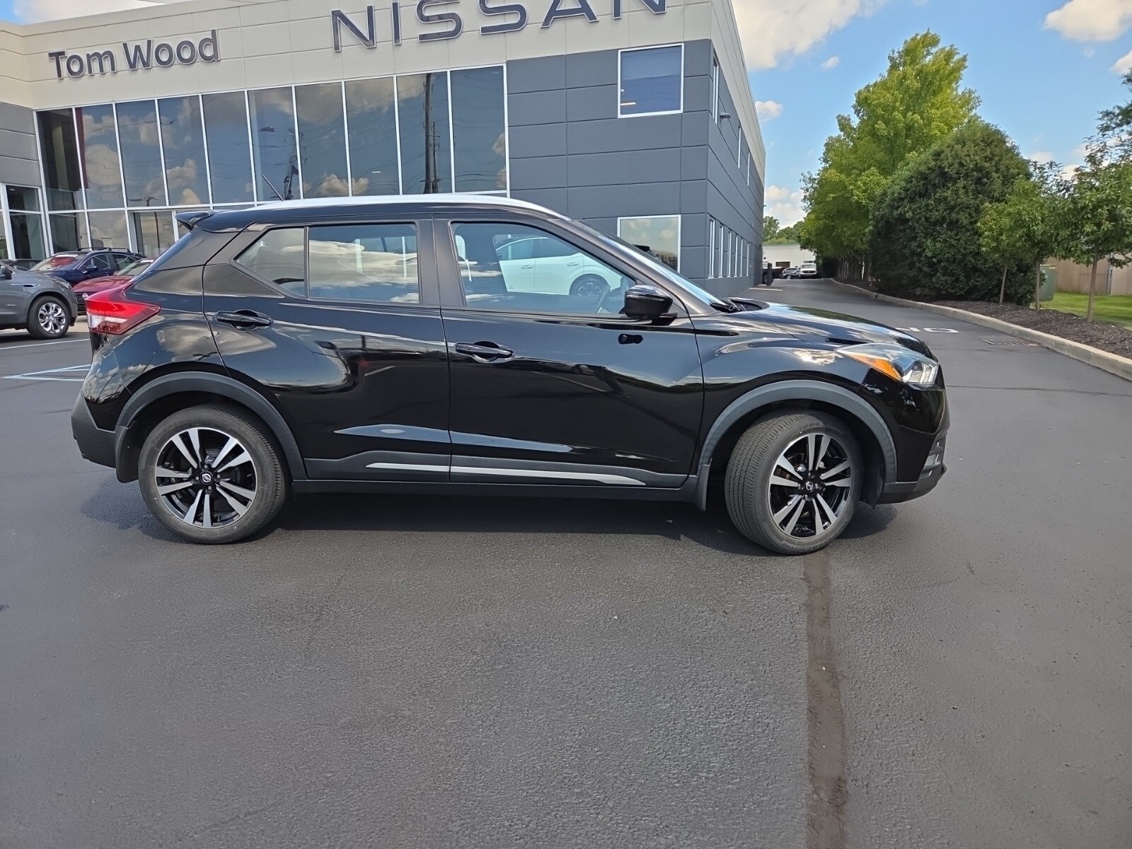 2020 Nissan Kicks SR photo 2