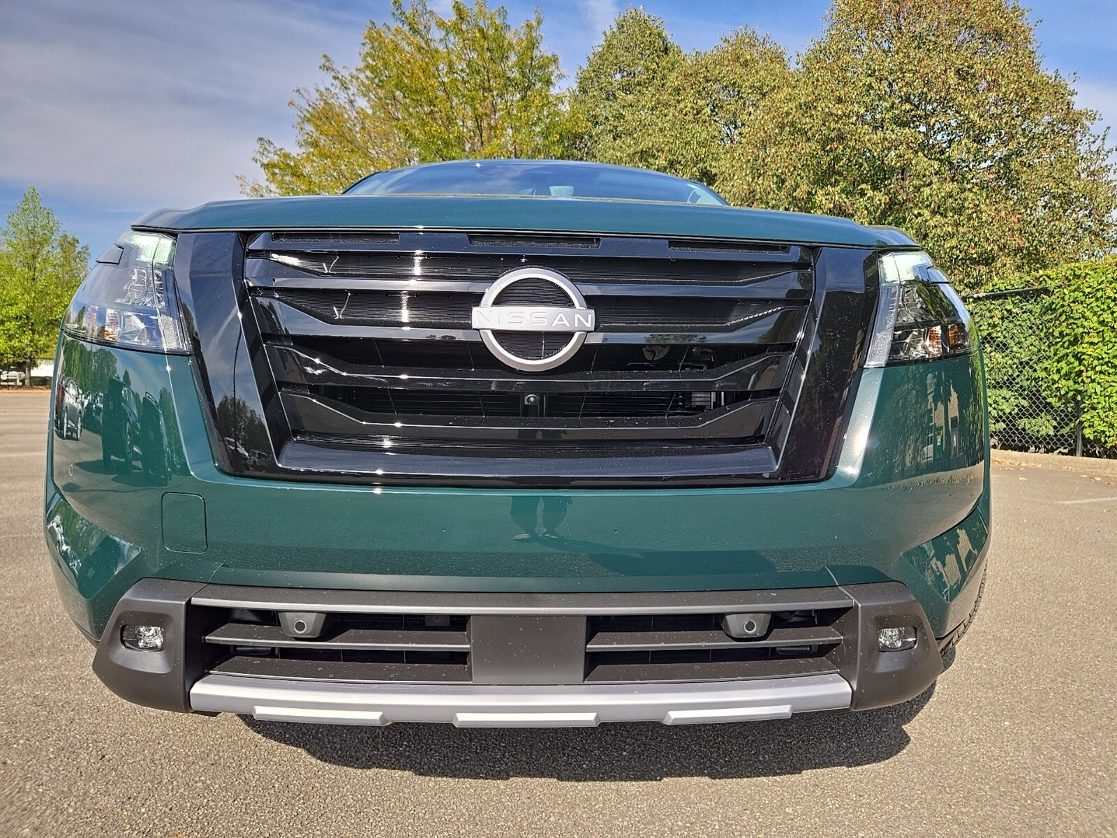 2025 Nissan Pathfinder Platinum photo 2