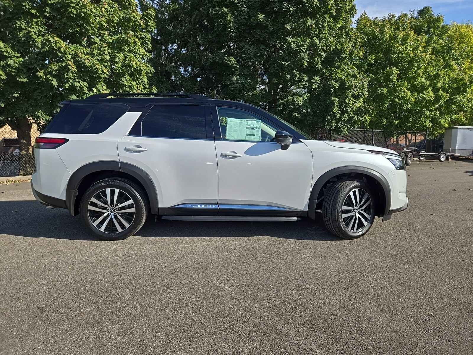 2025 Nissan Pathfinder Platinum photo 2