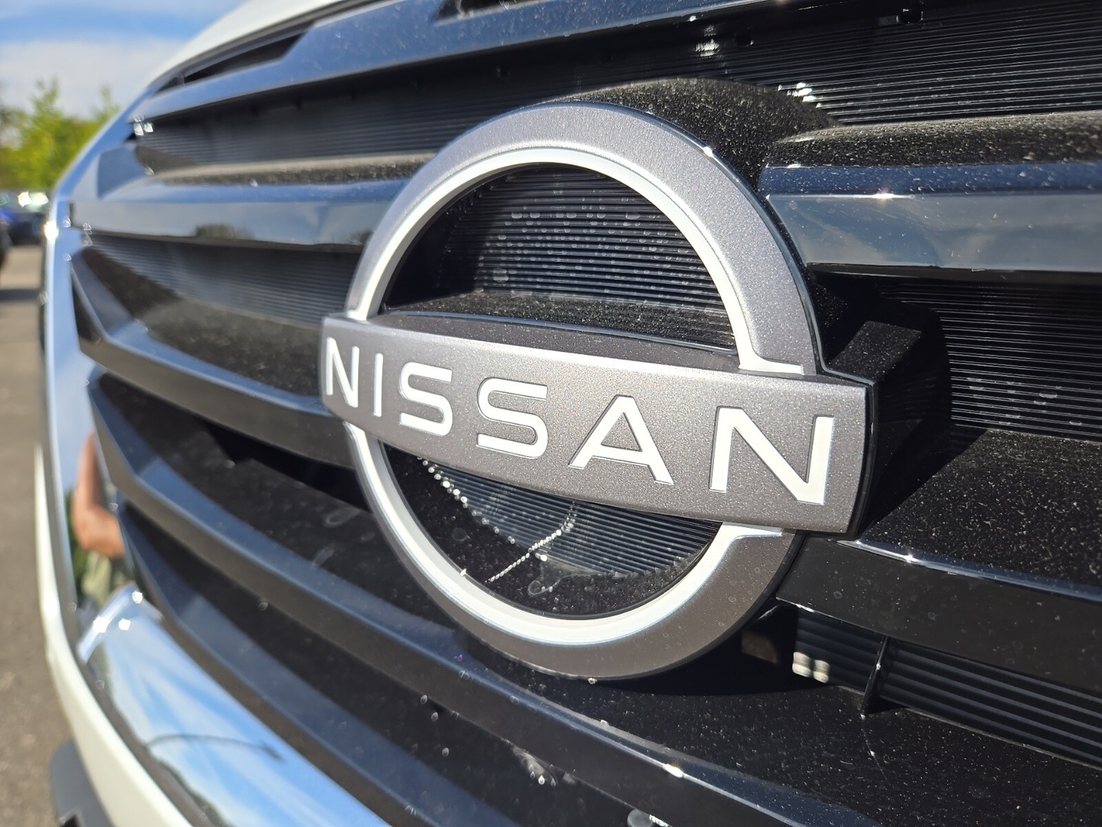 2025 Nissan Pathfinder SL photo 2