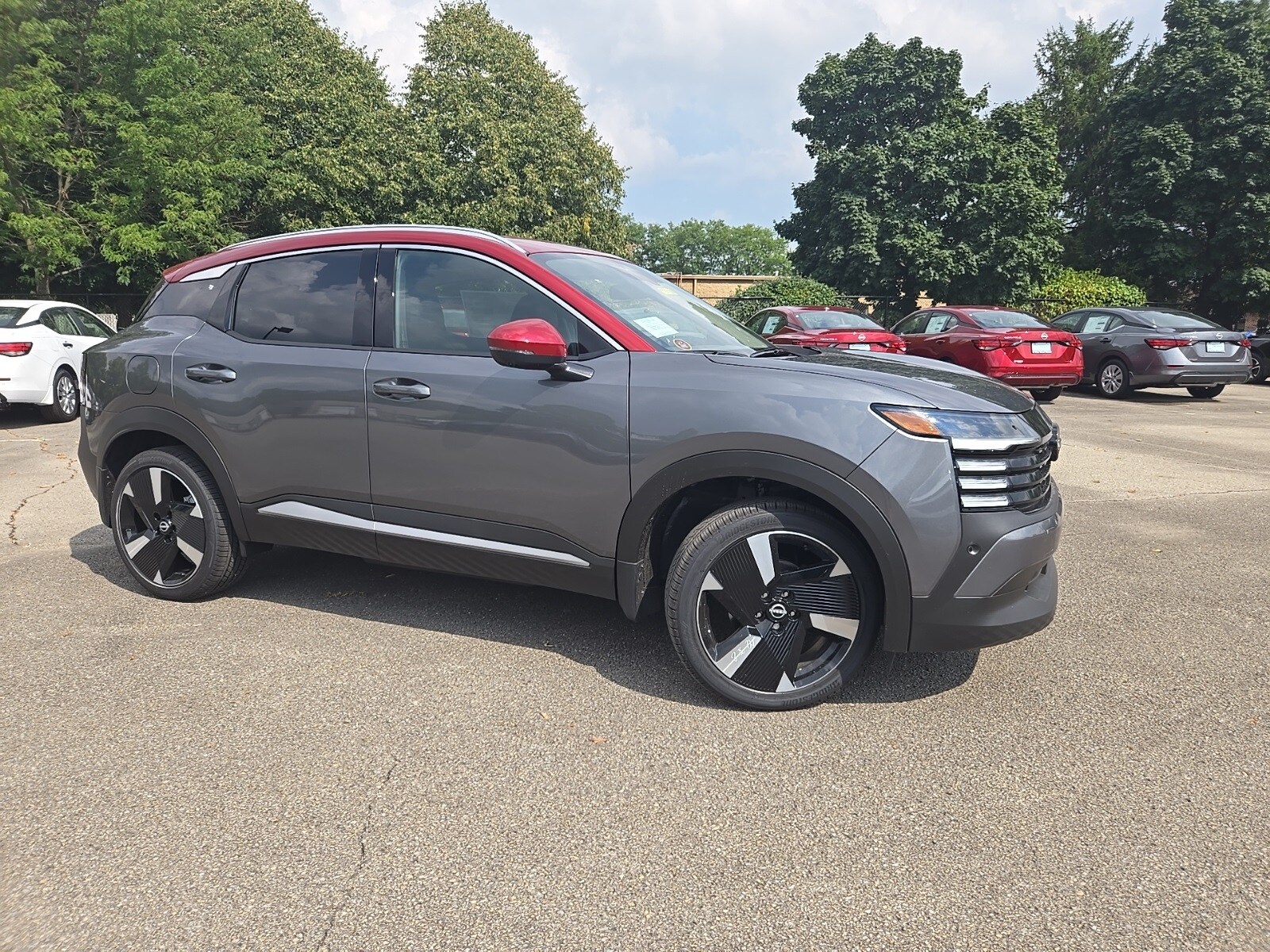 2025 Nissan Kicks SR photo 2