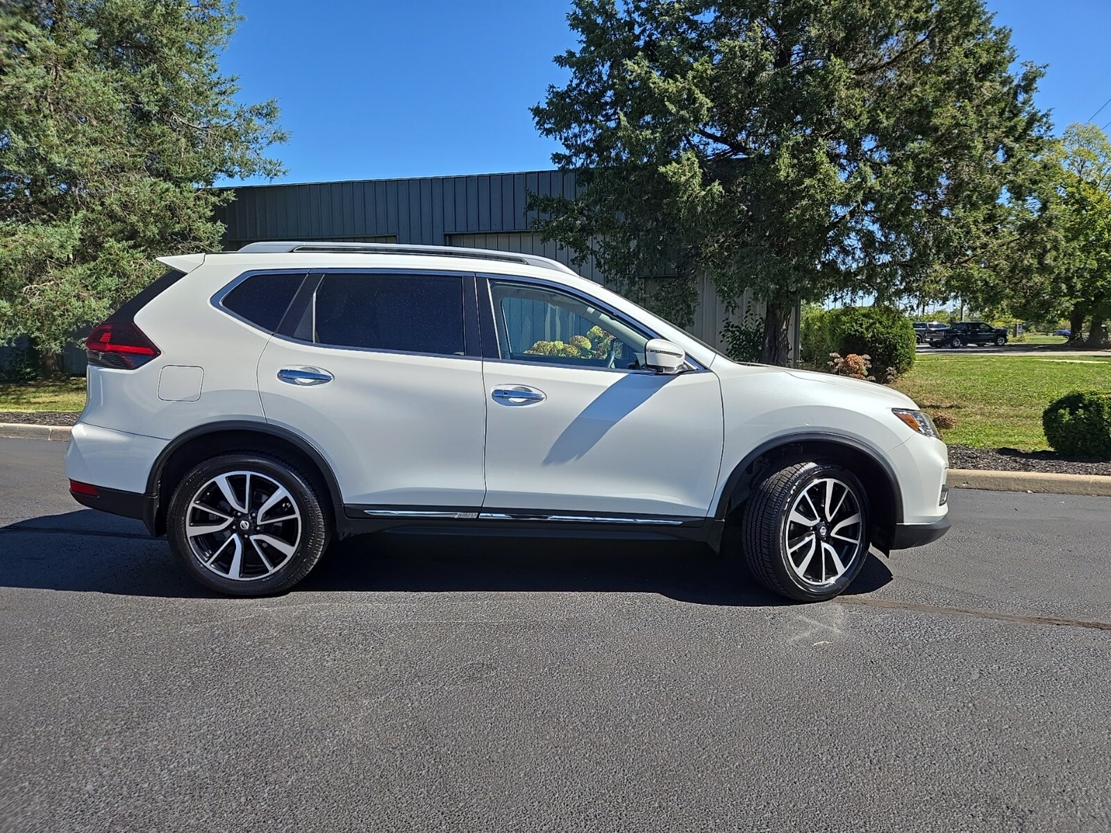 2019 Nissan Rogue SL photo 2